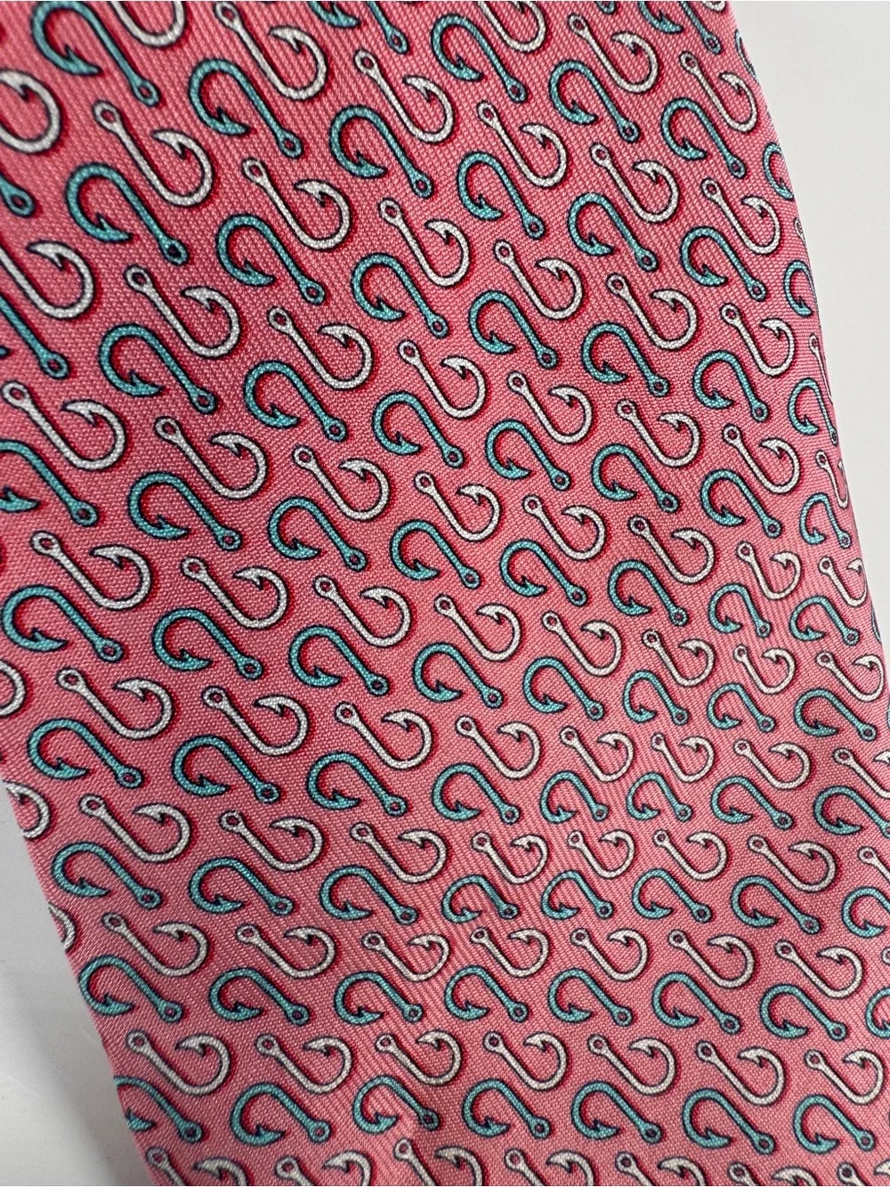 VINEYARD VINES pink 100% silk tie with fish hook design necktie Adorable